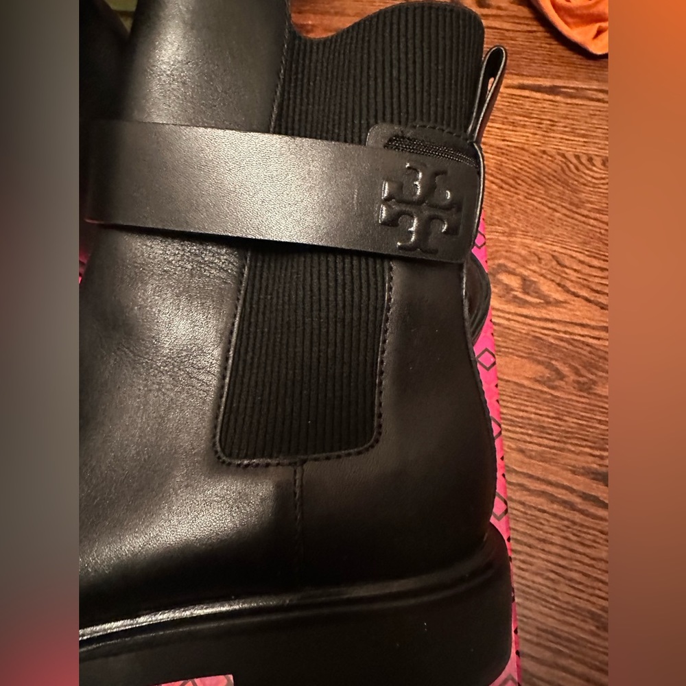 Tory Burch T- Chelsea Boots